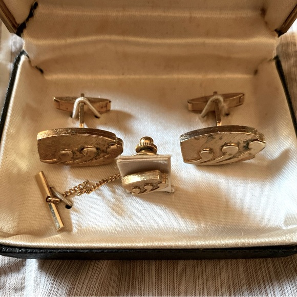 Vintage Mens La Rue Gold Tone Oval Cufflink and Tie Clip Set In Original Box - Picture 2 of 4